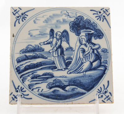 אריח דלפט מצויר ומזוגג כחול לבן המתאר את הגר והמלאך, המאה ה-18, הולנד. מידות: 13X13 ס"מ לערך 