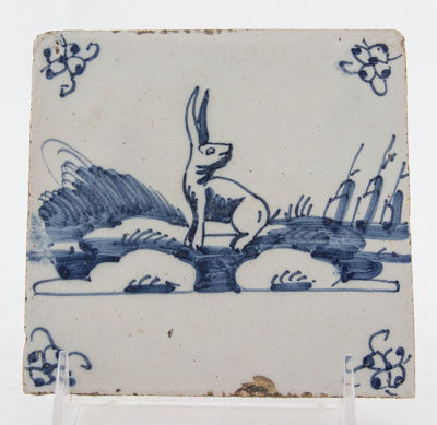 אריח דלפט מצויר ומזוגג כחול לבן, תחילת המאה ה-17, הולנד. מידות: 13X13 ס"מ לערך פירוט מצב הפריטים 