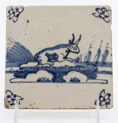 אריח דלפט מצויר ומזוגג כחול לבן, תחילת המאה ה-17, הולנד. מידות: 13X13 ס"מ לערך פירוט מצב הפריטים 