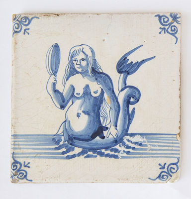 אריח דלפט מצויר ומזוגג כחול לבן המתאר סצינה מיתולוגית, תחילת המאה ה-17, הולנד. מידות: 13X13 ס"מ 