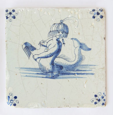 אריח דלפט מצויר ומזוגג כחול לבן המתאר סצינה מיתולוגית, תחילת המאה ה-17, הולנד. מידות: 13X13 ס"מ 