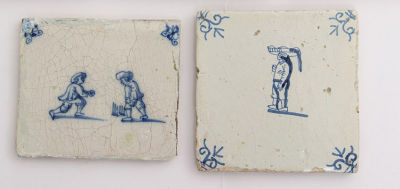 2 אריחי דלפט מצויר ומזוגג כחול לבן, תחילת המאה ה-17, הולנד. מידות: 13X13 ס"מ לערך (כל אחד)פירוט 
