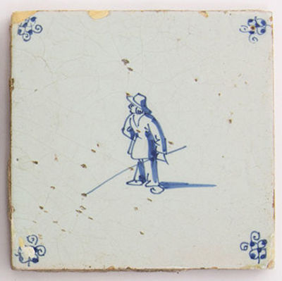 3 אריחי דלפט מצויר ומזוגג כחול לבן, תחילת המאה ה-17, הולנד. מידות: 13X13 ס"מ לערך (כל אחד)פירוט 