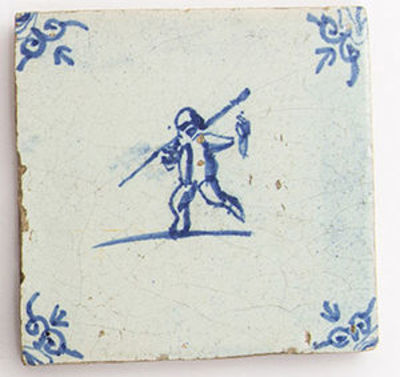 2 אריחי דלפט מצויר ומזוגג כחול לבן, תחילת המאה ה-17, הולנד. מידות: 13X13 ס"מ לערך (כל אחד)פירוט 