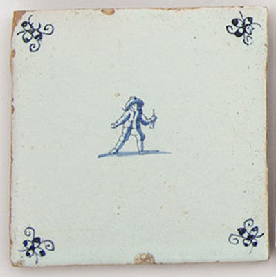 2 אריחי דלפט מצויר ומזוגג כחול לבן, תחילת המאה ה-17, הולנד. מידות: 13X13 ס"מ לערך (כל אחד)פירוט 