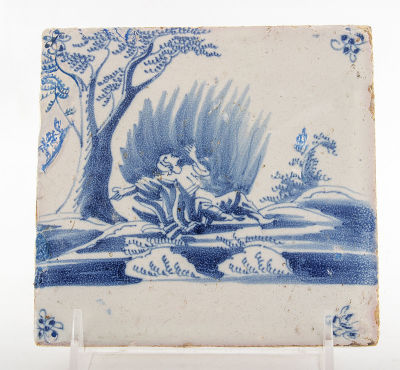 אריח דלפט מצויר ומזוגג כחול לבן המתאר סצינה תנ"כית, תחילת המאה ה-17, הולנד. מידות: 13X13 ס"מ 