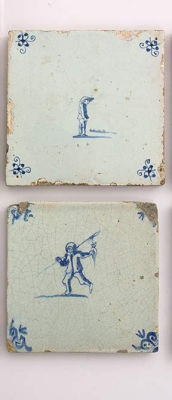 2 אריחי דלפט מצויר ומזוגג כחול לבן, תחילת המאה ה-17, הולנד. מידות: 13X13 ס"מ לערך (כל אחד)פירוט 