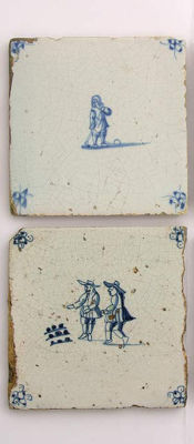 2 אריחי דלפט מצויר ומזוגג כחול לבן, תחילת המאה ה-17, הולנד. מידות: 13X13 ס"מ לערך (כל אחד)פירוט 