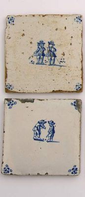 2 אריחי דלפט מצויר ומזוגג כחול לבן, תחילת המאה ה-17, הולנד. מידות: 13X13 ס"מ לערך (כל אחד)פירוט 