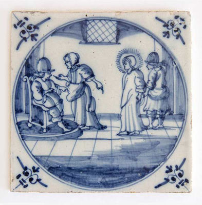 אריח דלפט מצויר ומזוגג כחול לבן המתאר סצינה מהברית החדשה, תחילת המאה ה-17, הולנד. מידות: 13X13 