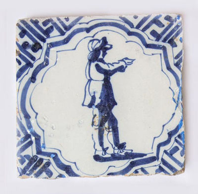 אריח דלפט מצויר ומזוגג כחול לבן, תחילת המאה ה-17, הולנד. מידות: 13X13 ס"מ לערך פירוט מצב הפריטים 