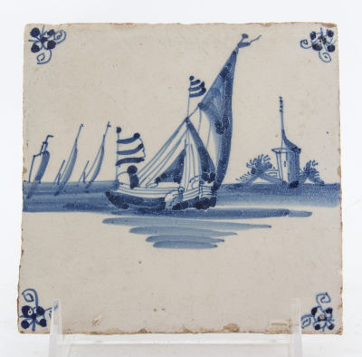 אריח דלפט מצויר ומזוגג כחול לבן, תחילת המאה ה-17, הולנד. מידות: 13X13 ס"מ לערך פירוט מצב הפריטים 