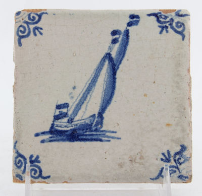 אריח דלפט מצויר ומזוגג כחול לבן, תחילת המאה ה-17, הולנד. מידות: 13X13 ס"מ לערך פירוט מצב הפריטים 