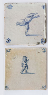 2 אריחי דלפט מצויר ומזוגג כחול לבן, תחילת המאה ה-17, הולנד. מידות: 13X13 ס"מ לערך (כל אחד)פירוט 