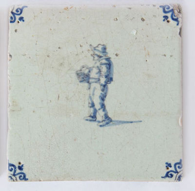 2 אריחי דלפט מצויר ומזוגג כחול לבן, תחילת המאה ה-17, הולנד. מידות: 13X13 ס"מ לערך (כל אחד)פירוט 