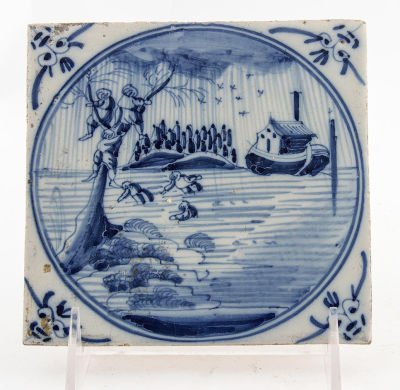 אריח דלפט מצויר ומזוגג כחול לבן המתאר סצינה תנ"כית, תחילת המאה ה-17, הולנד. מידות: 13X13 ס"מ 