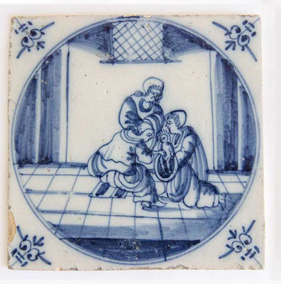 אריח דלפט מצויר ומזוגג כחול לבן המתאר סצינה מהברית החדשה, תחילת המאה ה-17, הולנד. מידות: 13X13 