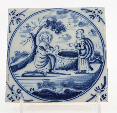 אריח דלפט מצויר ומזוגג כחול לבן המתאר סצינה מהברית החדשה, תחילת המאה ה-17, הולנד. מידות: 13X13 