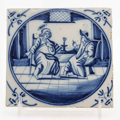 אריח דלפט מצויר ומזוגג כחול לבן המתאר סצינה מהברית החדשה, תחילת המאה ה-17, הולנד. מידות: 13X13 
