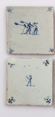 2 אריחי דלפט מצויר ומזוגג כחול לבן, תחילת המאה ה-17, הולנד. מידות: 13X13 ס"מ לערך (כל אחד)פירוט 