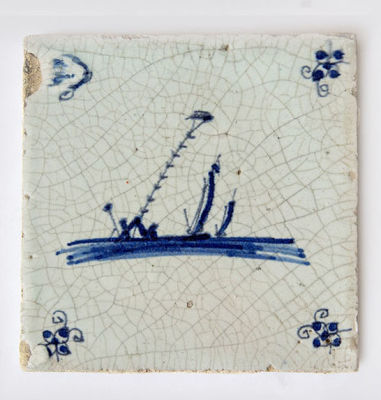 אריח דלפט מצויר ומזוגג כחול לבן, תחילת המאה ה-17, הולנד. מידות: 13X13 ס"מ לערך פירוט מצב הפריטים 