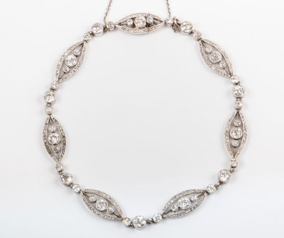 צמיד אר דקו פלטינה יהלומים וזהב. משובץ יהלומים קטנים.משקל כולל: 13 גר'מצב: חסר יהלום זעיר באחת 