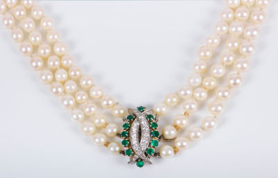 ענק פנינים מדורגות 3 שורות. עם סוגר זהב 18 קרט משובץ יהלומים ואמרלדים
אורך: 83 ס"מ
מצב: טוב 