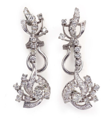 זוג עגילי יהלומים וזהב 18 קרט. משובצים מעל 50 יהלומים, סה"כ כ-2 קרט. משקל כולל: 11 גר'מצב: חסר 