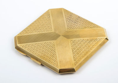 קופסת קרטייה לאיפור מזהב 18 קרט. חתום קרטייה פריז, ממוספר וחותמות מלאות.משקל כולל: 130 גר'מצב: 