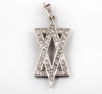 תליון יהלומים וזהב 18 קרט בצורת מגן דוד. משובץ 35 יהלומים קטנים, סה"כ כ-1 קרט. משקל כולל: 5 