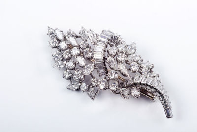 סיכת פדאני מיהלומים וזהב 18 קרט בצורת זר. משובצת 67 יהלומים באיכות גבוהה במיוחד (21 עגולים, 20 