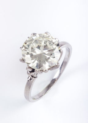 טבעת יהלום "סוליטייר". יהלום 4.4 קראט משובץ בטבעת זהב לבן.