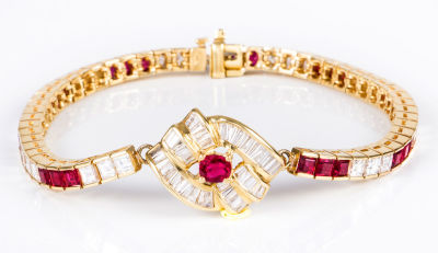 צמיד באיכות גבוהה במיוחד - יהלומים, רובינים וזהב 18 קרט. הרצועות משובצות 4.05 קרט יהלומים, צבע 