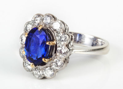 טבעת ספיר ויהלומים מאיכות גבוהה, 1920 בקירוב. הספיר המרכזי 2 קרט בקירוב, סביבו 13 יהלומים במשקל 