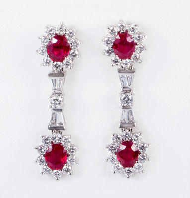 זוג עגילי רובינים, יהלומים וזהב 18 קרט. משובצים מעל 1.5 קרט של רובינים מאיכות גבוהה ומעל 1.5 קרט 