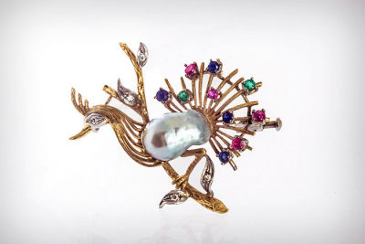 סיכת טווס, זהב שני צבעים 18 קרט, פנינה, רובינים, ספירים ואמרלדים, צרפת, שנות ה-50. הגוף עשוי 