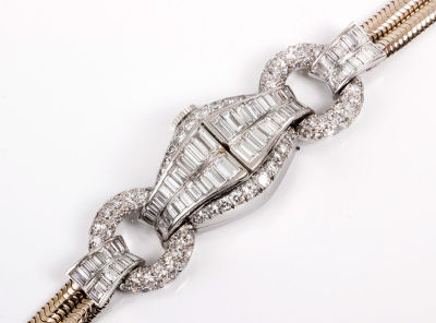 שעון יד לנשים עם כיסוי מזהב לבן 14 קראט ויהלומים. עם שעון מתוצרת CYMA. הכיסוי הנפתח משובץ 