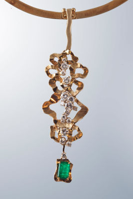 ענק יהלומים, אמרלד וזהב 14 קרט. ענק יהלומים עם תליון פרחוני משובץ 17 יהלומים מאיכות גבוהה, סה"כ 