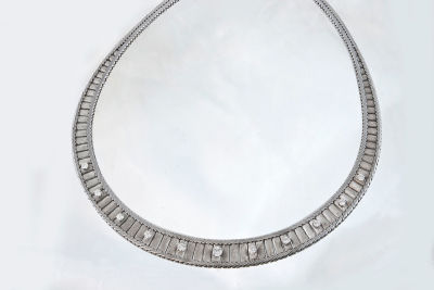 ענק יהלומים וזהב לבן 18 קרט. ענק גמיש שמורכב מחוליות מלבניות עשויות ביד, משובץ 11 יהלומים מאיכות 