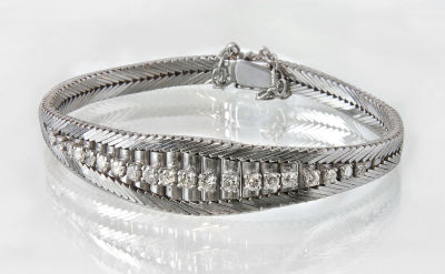 צמיד יהלומים וזהב לבן 18 קרט. צמיד גמיש שמורכב מחוליות מלבניות, משובץ 28 יהלומים איכותיים - סה"כ 