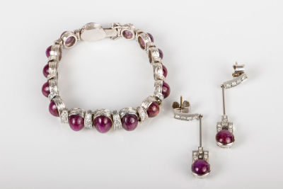 סט של צמיד וזוג עגילים מיהלומים, אמתיסט וזהב לבן 14 קרט, שנות ה-1930. הצמיד עשוי חוליות מחוברות 