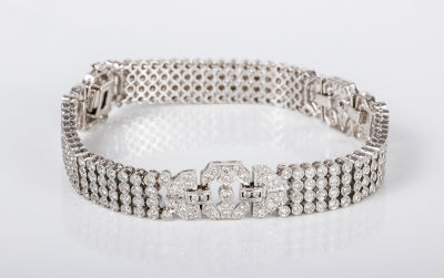 צמיד מיוחד יהלומים וזהב לבן 18 קרט. צמיד גמיש שמורכב משורות משובצות יהלומים בין אלמנטים עם 