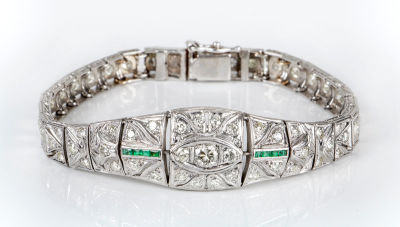צמיד פלטינה אר-דקו מיוחד משובץ יהלומים ואמרלדים. משובץ עשרות יהלומים בגדלים שונים ואמרלדים 