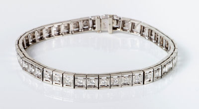 צמיד טניס יהלומים וזהב לבן 14 קרט. משובץ כ-2 קרט יהלומים.משקל כולל: 14 גר', אורך: 18 ס"ממצב: טוב