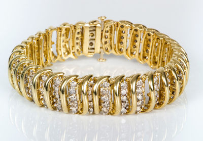 צמיד זהב ויהלומים איטלקי. צמיד חוליות זהב 10 קרט גמישות משובץ כ-10 קרט יהלומים.משקל כולל: 36 גר' 