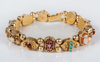 צמיד תליונים איטלקי זהב 14 קרט. משובץ רובינים, אמתיסטים, אמרלדים ואבנים יקרות אחרות.משקל כולל: 