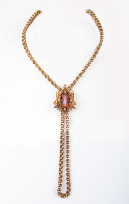 ענק זהב 12 קרט ויקטוריאני עם תליון זהב 15 קרט. התליון משובץ קמאו עתיק וכמה פנינים זעירות.משקל 