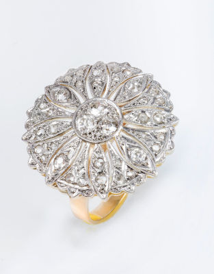 טבעת אר דקו יהלומים, זהב ופלטינה. משובצת יהלומים בגדלים שונים בליטוש ישן.משקל כולל: 8 גר'
קוטר 