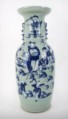 אגרטל פורצלן סיני כחול ולבן, המאה ה-20. מעוטר בסצינה חצרונית.גובה: 59 ס"ממצב: טוב