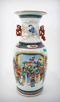 אגרטל פורצלן סיני צבעוני, תחילת המאה ה-20. מעוטר בדמויות בחצר המלוכה.גובה: 44.5 ס"ממצב: חסר חלק 